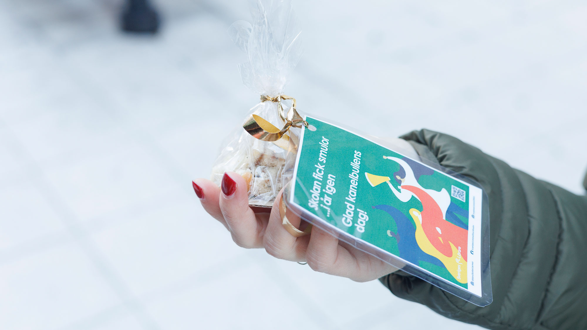 Ett flygblad och en påse med småsmulor på kanelbullens dag delades ut till förbipasserande.