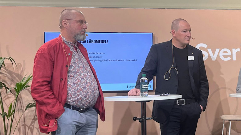 Robin Smith, vice ordförande för Sveriges Lärare, och Per Kornhall, läromedelsförfattare och ordförande för Läromedelsförfattarna, diskuterar lärares rätt att välja läromedel.
