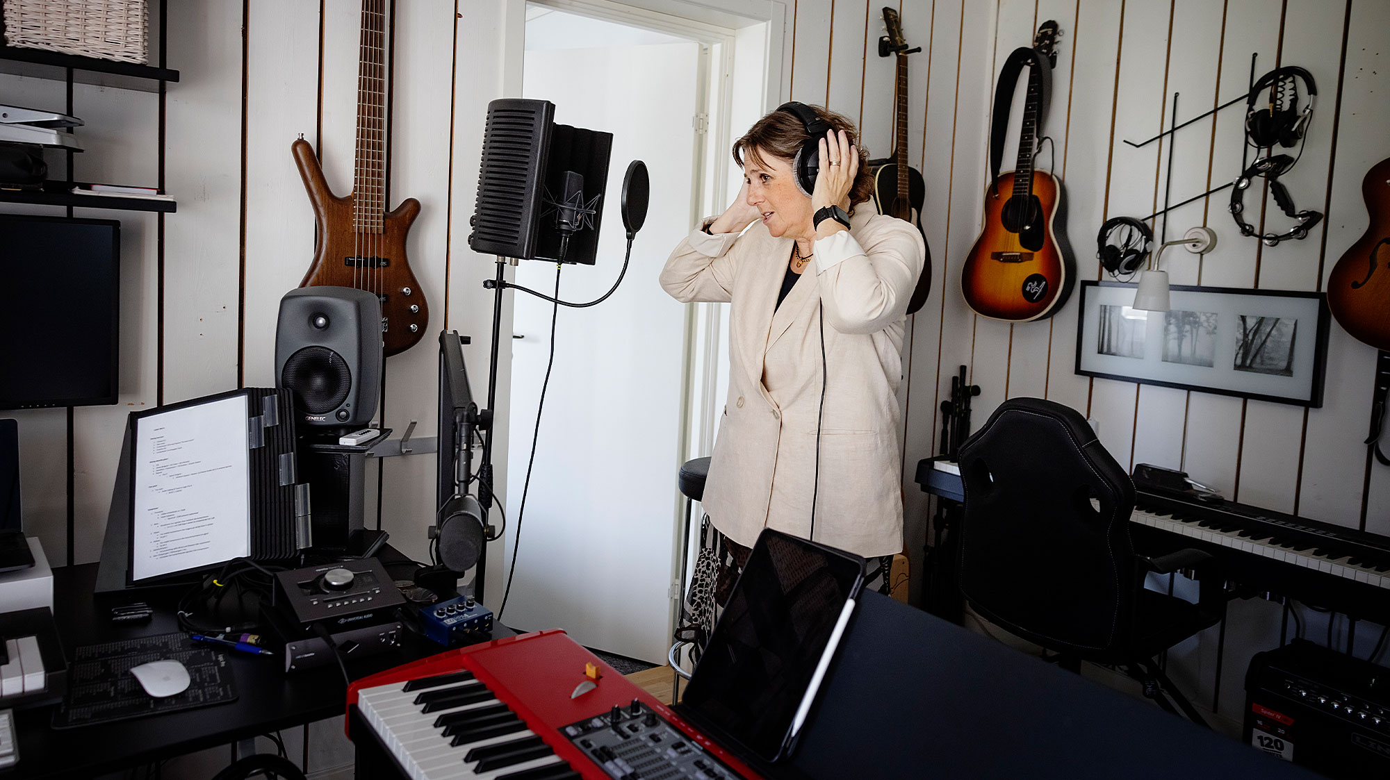 Tid finns, men inte alltid ork – att skapa musik i hemmastudion är en viktig ventil för Inger Österlund.