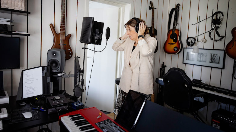 Tid finns, men inte alltid ork – att skapa musik i hemmastudion är en viktig ventil för Inger Österlund.