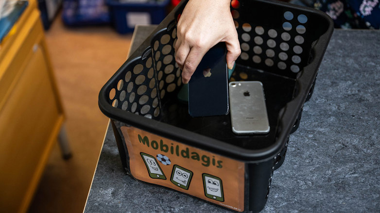 Mycket tid läggs på att samla in elevernas mobiler, antingen för hela dagen eller inför lektioner.