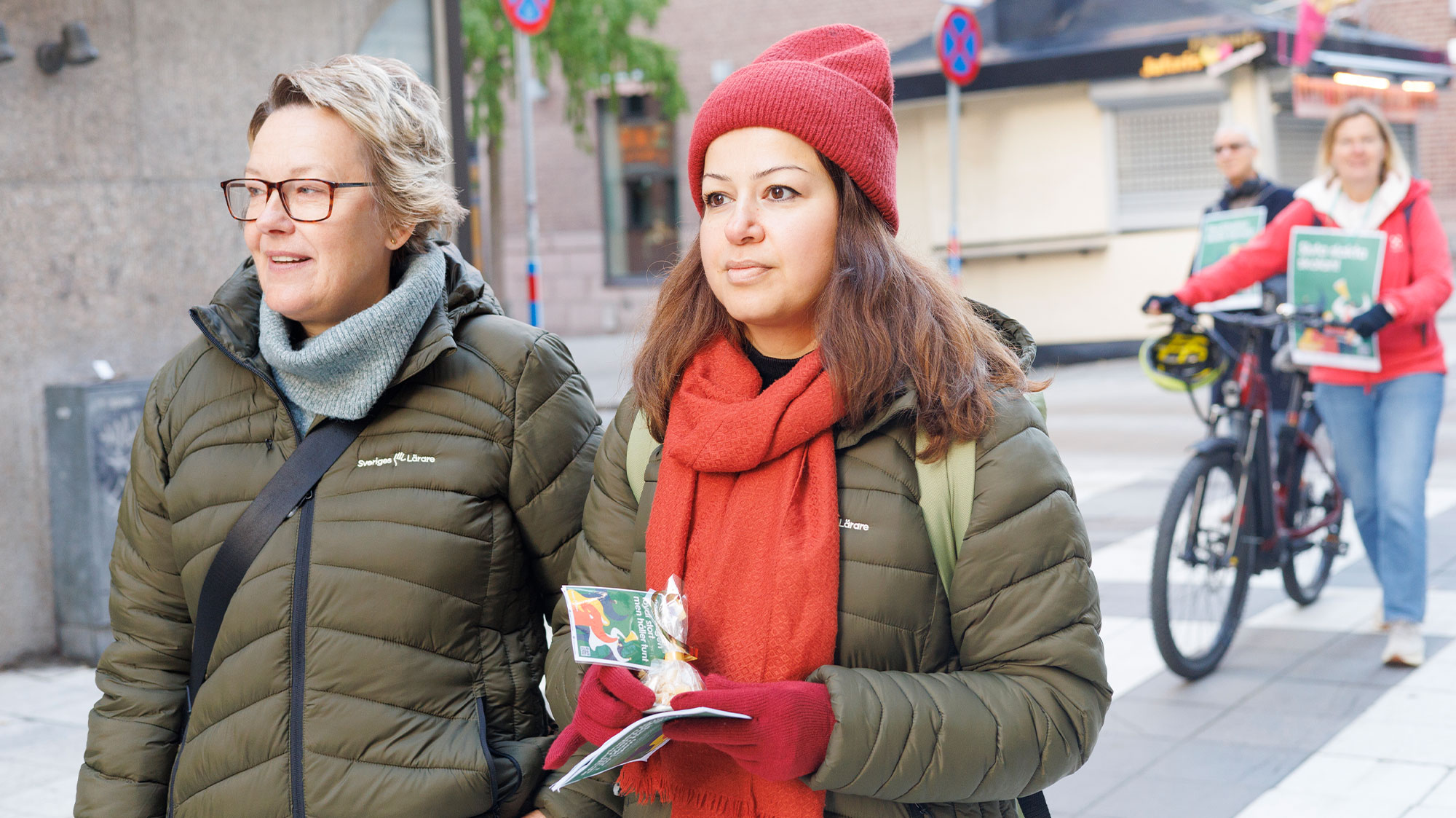 Marie Bynolf och Farah Waly från Sveriges Lärare Stockholm under manifestationen på fredagsmorgonen.