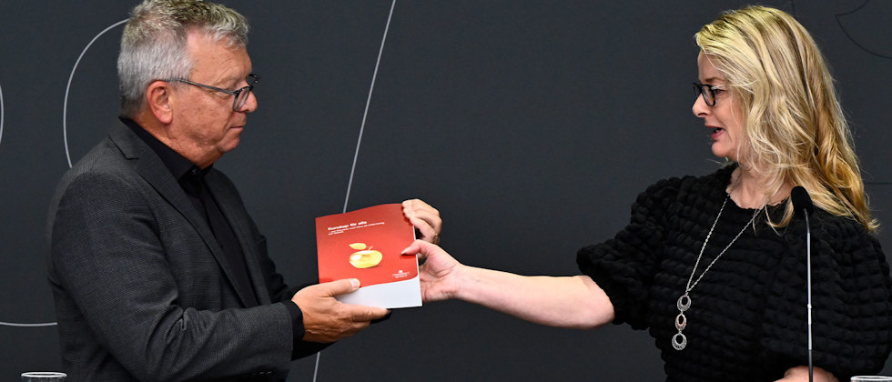Thomas Persson lämnar över utredningen till Lotta Edholm