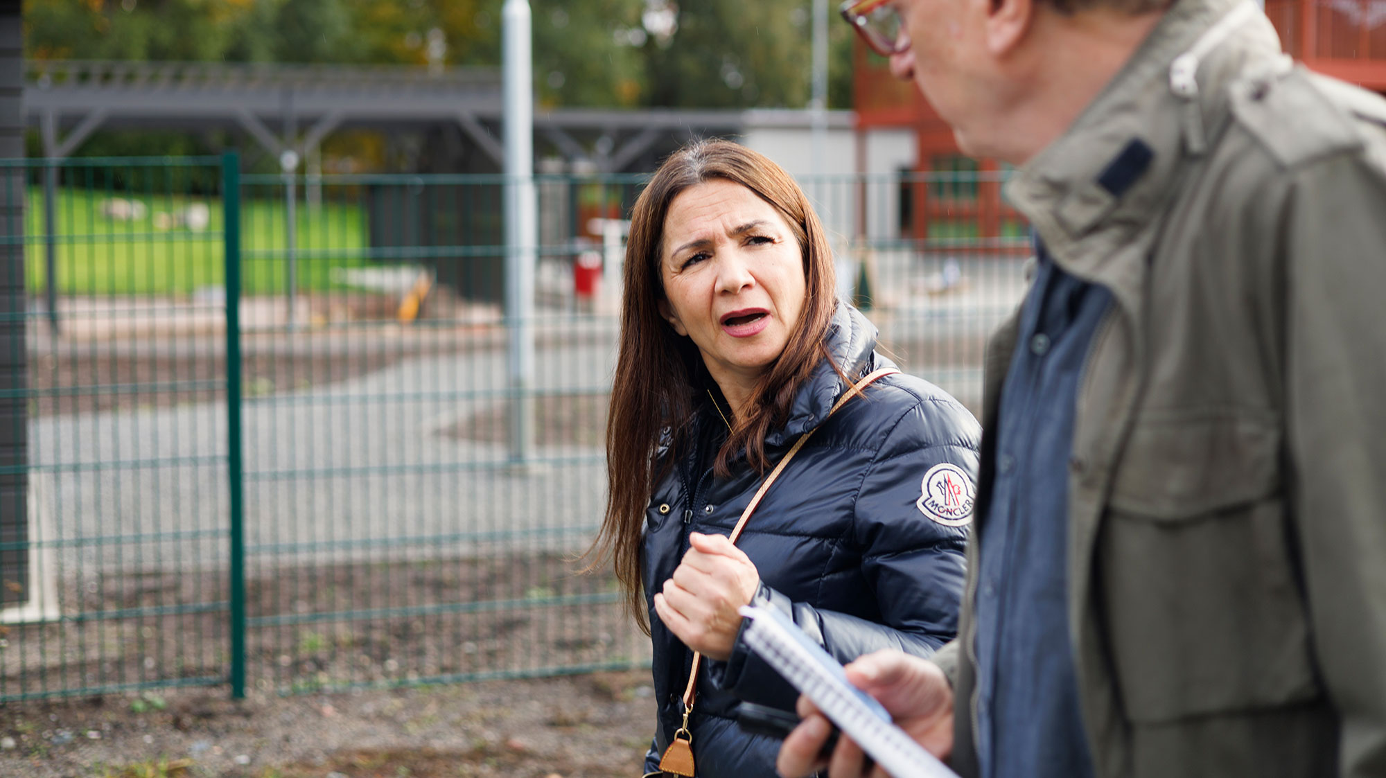 Gulan Avci, regeringens samordnare för arbetet mot utanförskap, intervjuas av Vi Lärares reporter Fredrik Nejman.