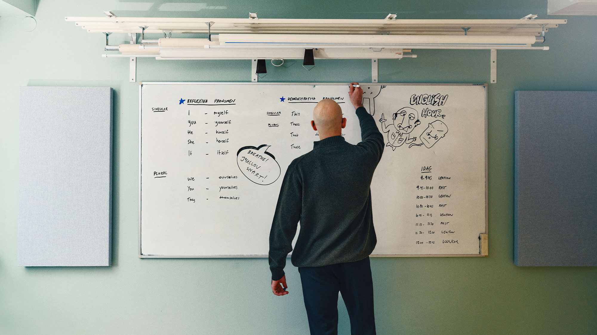 Iraj Shirkhani nöter engelsk ­grammatik för elev i årskurs 6.