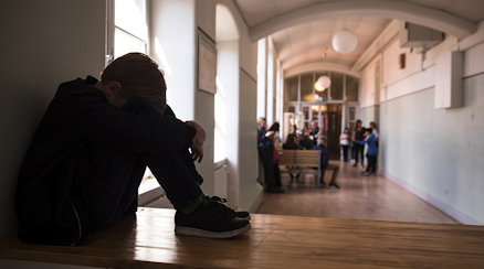 En ledsen elev i ett annars tomt klassrum