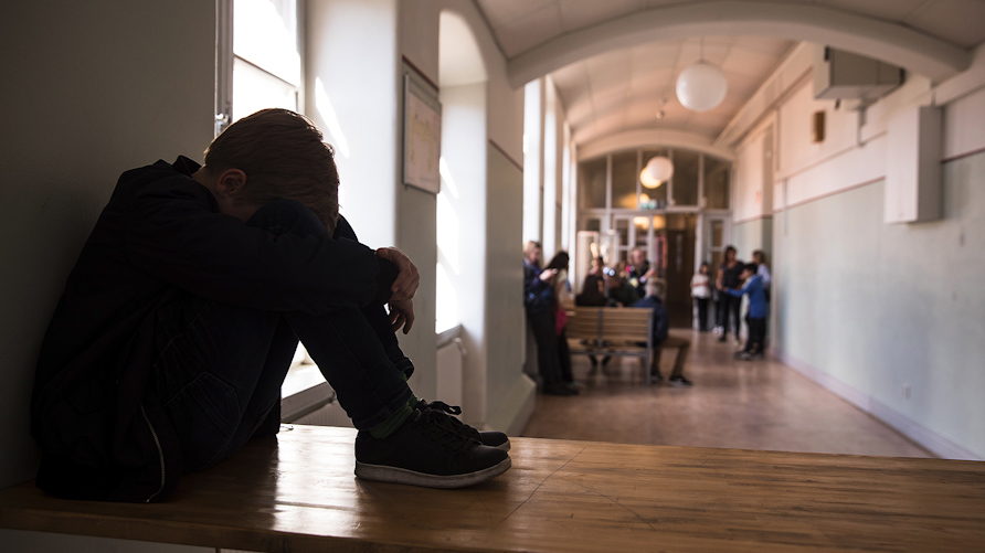 En ledsen elev i ett annars tomt klassrum