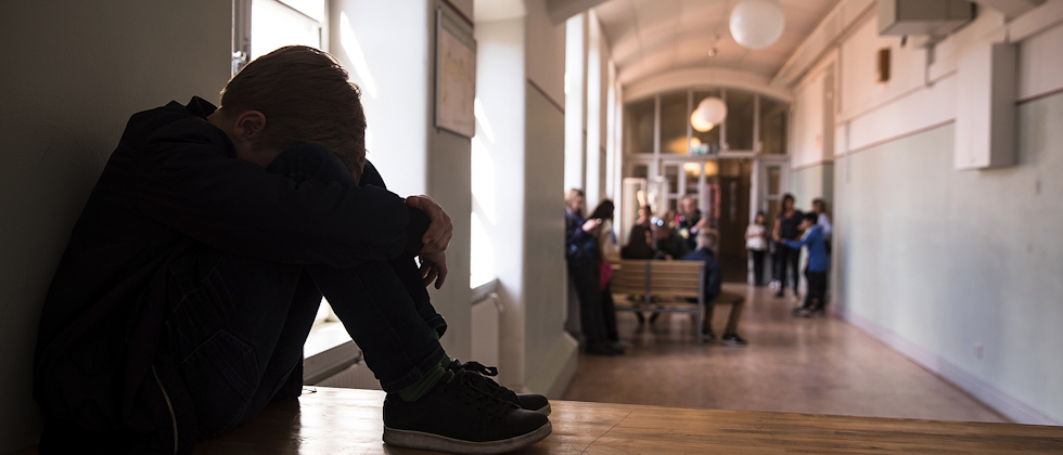 En ledsen elev i ett annars tomt klassrum