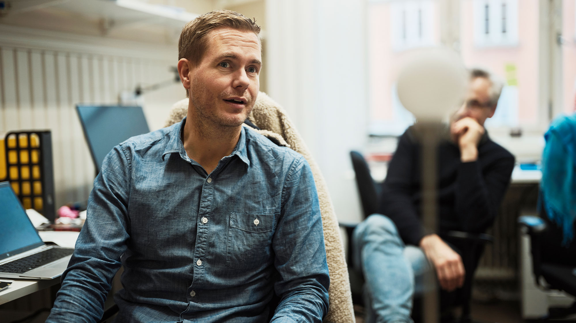 Gustav Fridolin i lärarrummet tillsammans med kollegan Anders Alling.