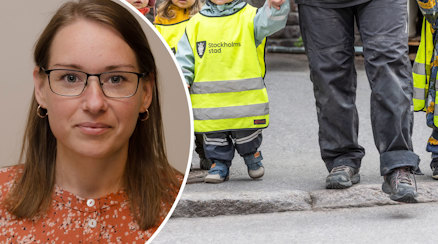 Förskolläraren My Midenius, i bakgrunden förskolebarn i västar går över gatan.