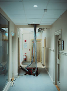 Fuktskada åtgärdas. Fläktarna brummar precis utanför Gustav Fridolins arbetsrum.