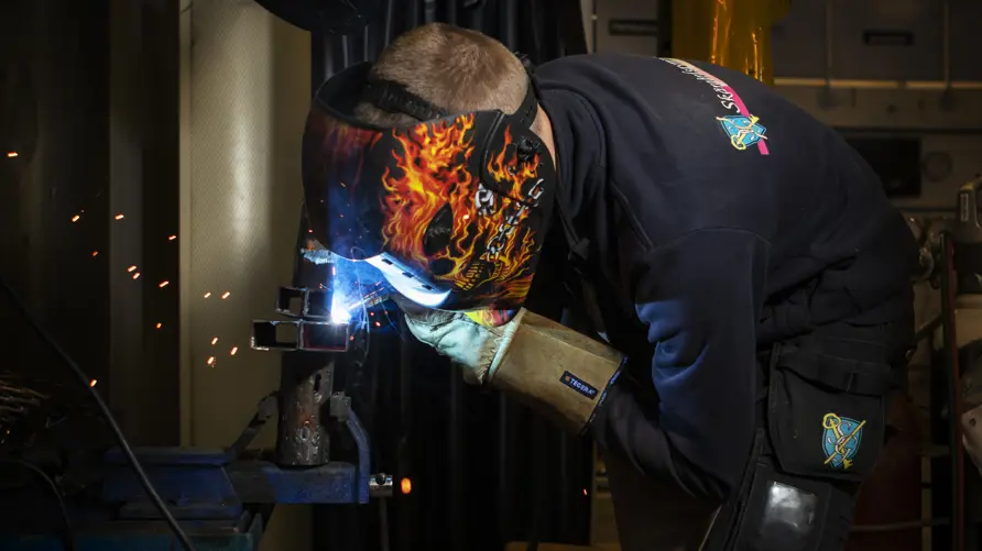 Elev som svetsar