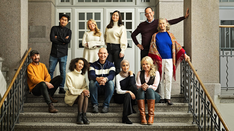 Programledaren Anne Lundberg tillsammans med lärarna Gunilla Hammar Säfström, Stavros Luca, Igor Ardoris samt Yvonne, Nadja, Liu, Max, Amina och Hanin som var elever på Johannesskolan 2007.