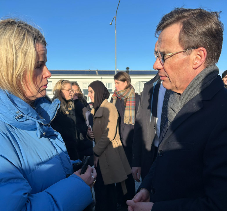Anna Olskog, Sveriges Lärares ordförande, och statsminister Ulf Kristersson möttes utanför Risbergska skolan.