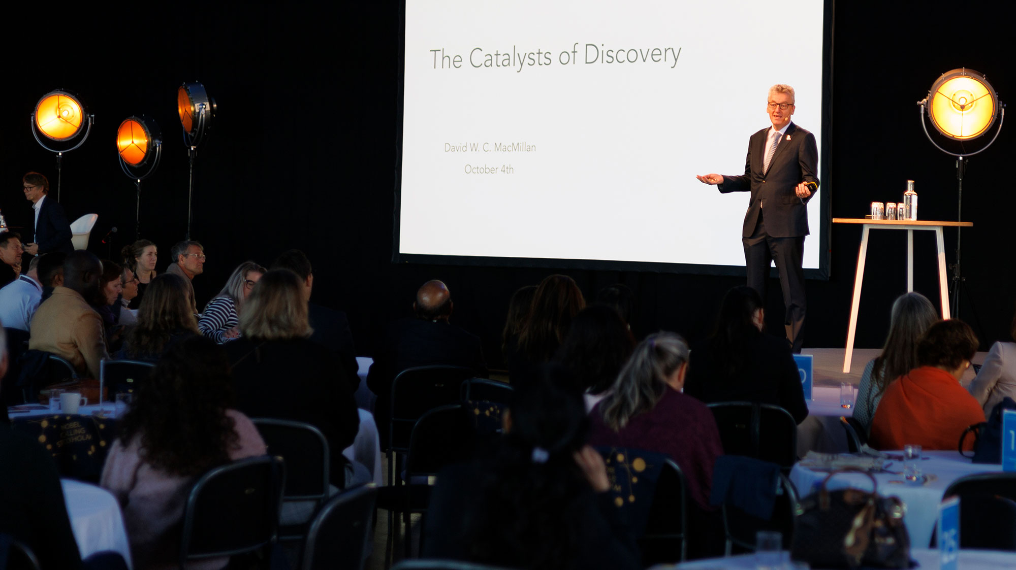 Nobelpristagaren David MacMillan under sin populära föreläsning under Nobel Prize Teacher Summit.