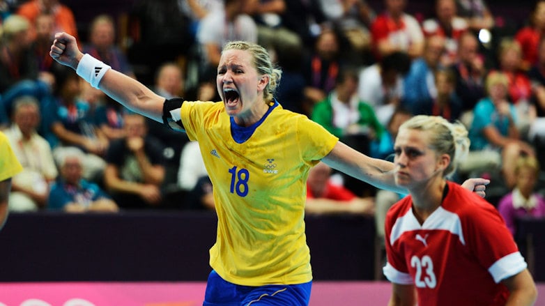 Johanna Wiberg jublar som spelare i svenska landslaget under en match mot Danmark under OS i London 2012.