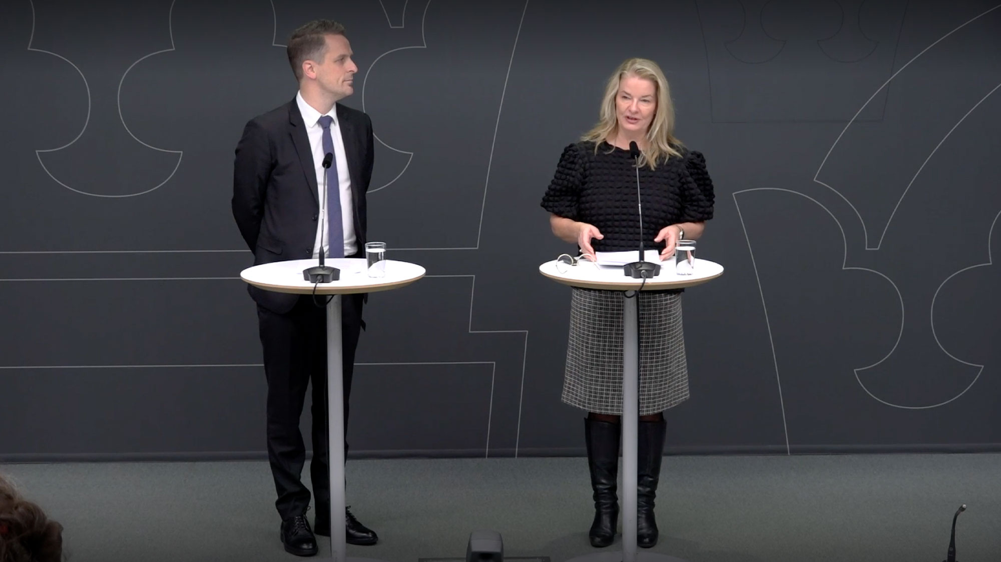 Pontus Bäckström lämnade över sin utredning till skolminister Lotta Edholm på en pressträff.
