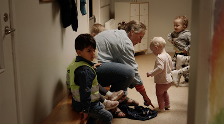 En scen ur filmen Det omätbara där Helén Grandin hjälper några förskolebarn att klä på sig.