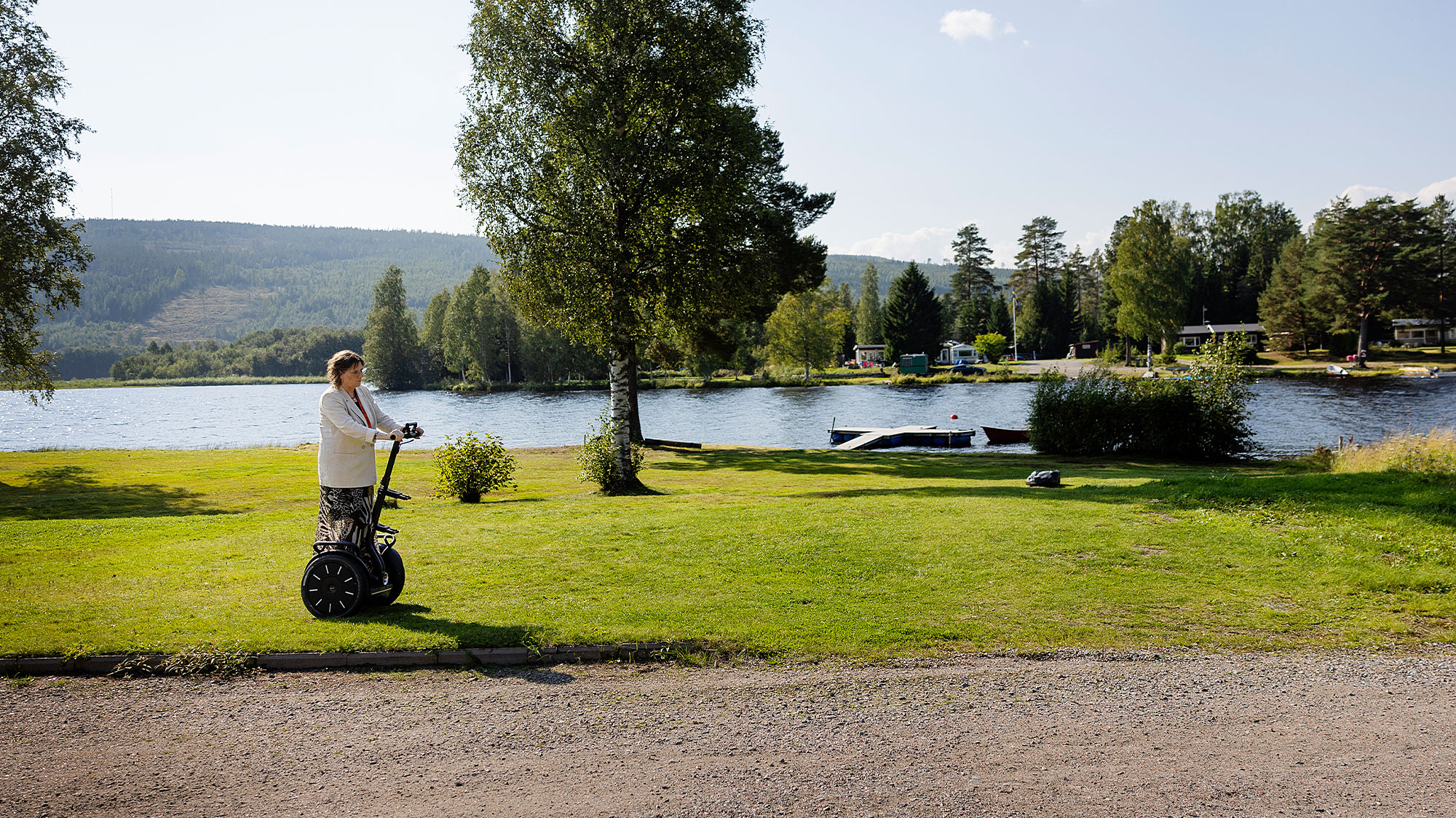 Ståhjulingen gör att Inger Österlund fortfarande kan ta promenader vid ”paradiset på jorden”, Alnöholmen med utsikt över Happstafjärden.