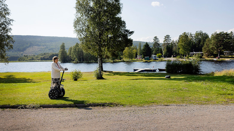 Ståhjulingen gör att Inger Österlund fortfarande kan ta promenader vid ”paradiset på jorden”, Alnöholmen med utsikt över Happstafjärden.