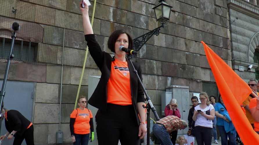 Anki Jansson talar vid en av Förskoleupprorets manifestationer