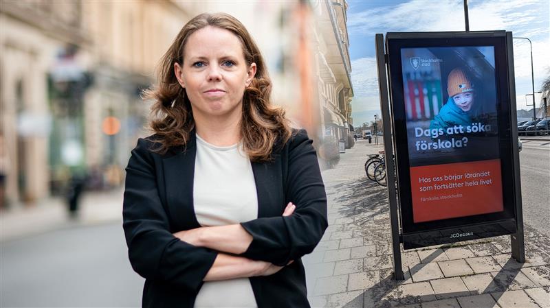 Ett fotografi av Alexandra Mattsson och en reklamskylt för kommunala förskolor.