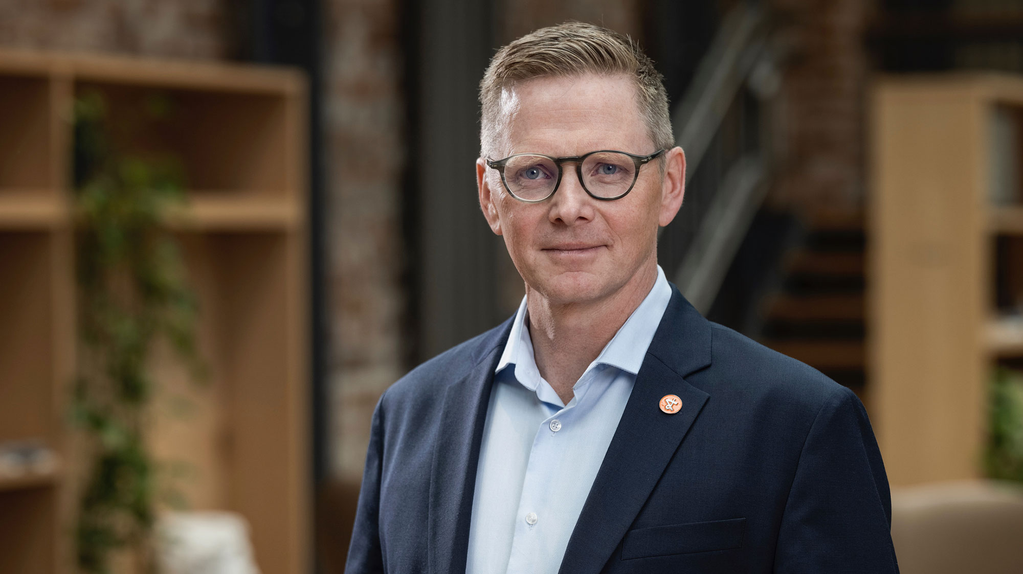 Ett porträtt av Andreas Mörck i glasögon och kavaj