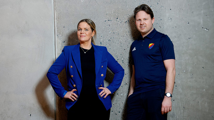 De har inte poddat sedan januari 2021, men så fort Philip Hjalmarsson och Anna Sterlinger Ahlring träffas hör man poddkemin i samtalet.