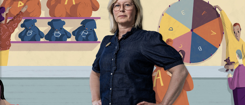 Läraren Cecilia Warnholtz framför en illustration av ”betygslotteriet”.