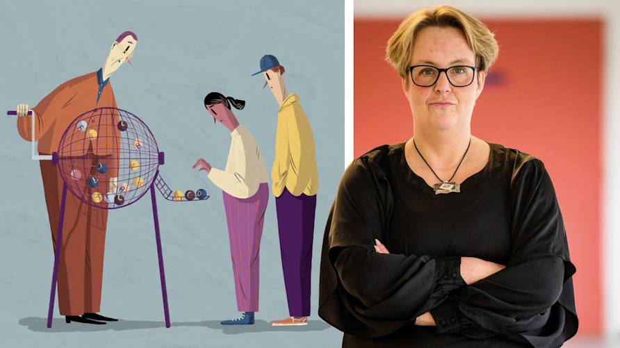 Läraren Sara Bruun framför en illustration av "Betygslotteriet”.