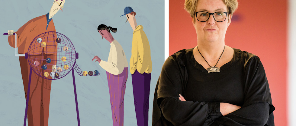 Läraren Sara Bruun framför en illustration av "Betygslotteriet”.