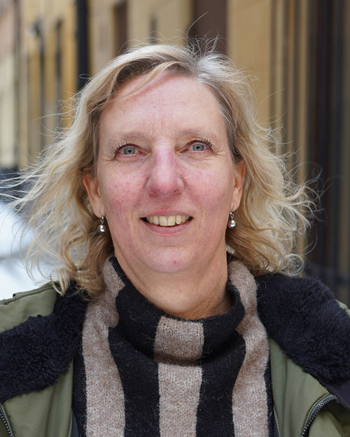 Ett porträtt av Camilla Sjöström, utomhus, klädd i grön jacka