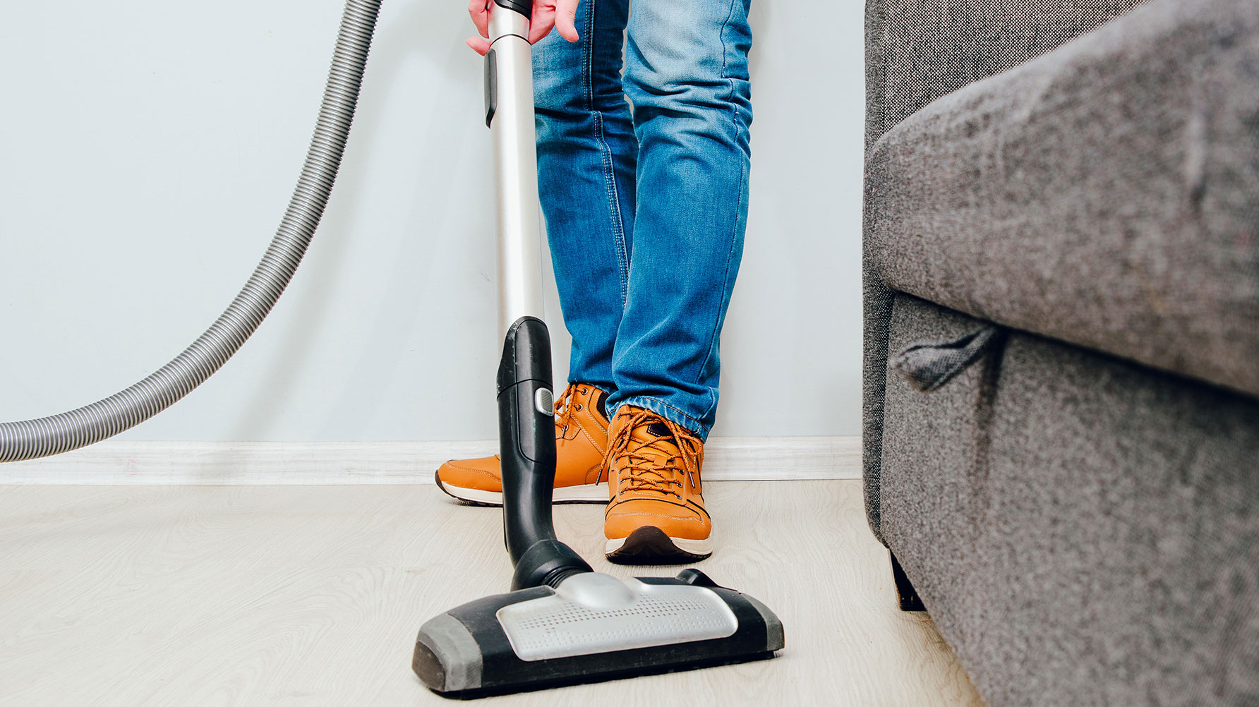 En genrebild av en person som dammsuger