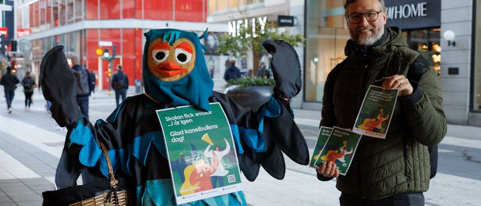 På Drottninggatan i Stockholm delade Sveriges Lärare, här ordförande David Gustafsson och ”Jakob Uggla” från ”Fablernas värld”, ut smulor och flygblad i protest mot skolbudgeten.