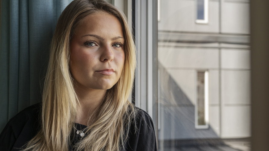 Högstadieeleven Elicia Rudberg Övereng står framför ett fönster på sin skola.