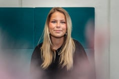 Högstadieeleven Elicia Rudberg Övereng står framför ett fönster på sin skola.