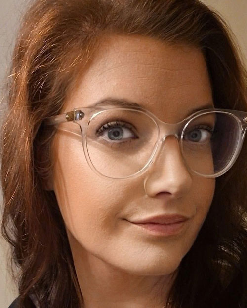 En närbild av Elin af Petersens som tittar in i kameran