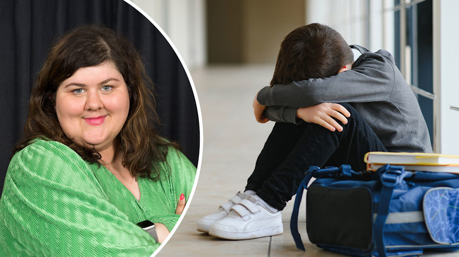 Emilia Friberg och en ledsen elev i en skolkorridor