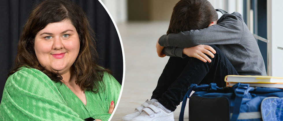 Emilia Friberg och en ledsen elev i en skolkorridor