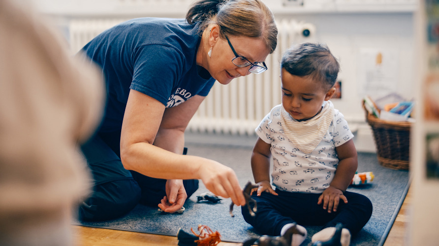 Förskolläraren Sara Eliasson leker med ettåriga Ian på förskolan.