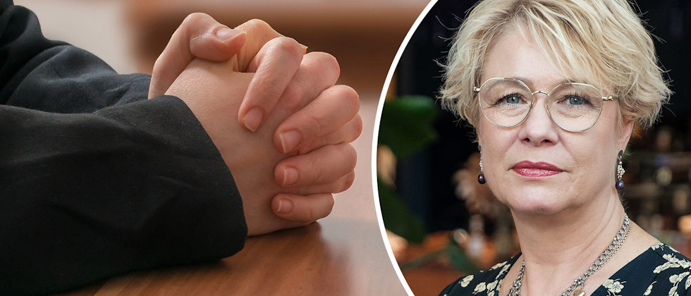 En genrebild av knäppta händer vid ett bord och ett porträtt av Elisabet Mossberg