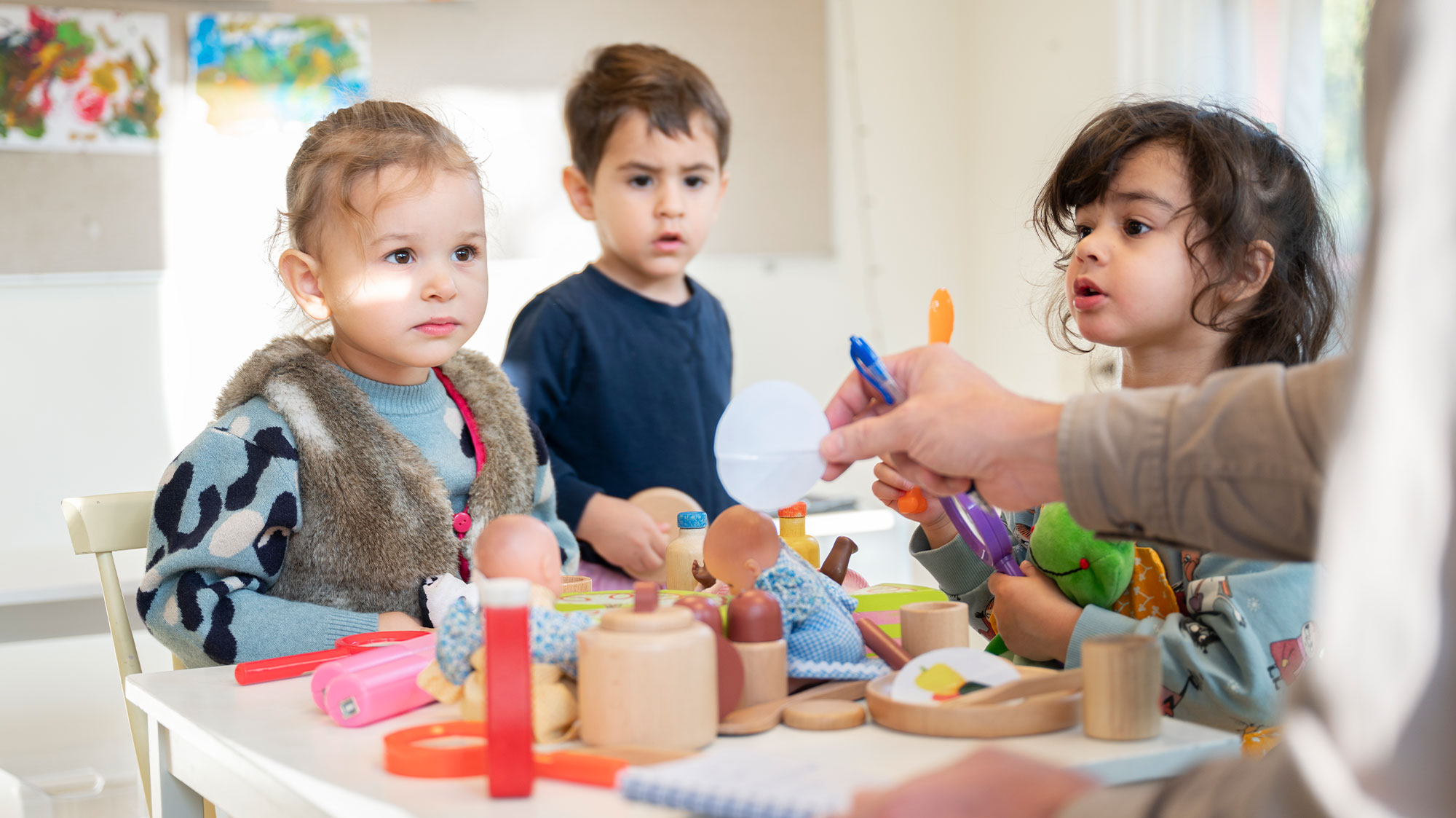 Vi Lärares reporter Jan Huss fick en minnesvärd pratstund med Laura, Adem och Meliya. Fröhuset förskola Järva