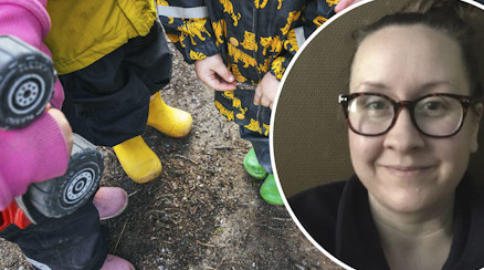 En bild på tre barn, man ser bara benen, gummistövlarna och överdragsbyxor. En lleksaksbil i plast skymtar