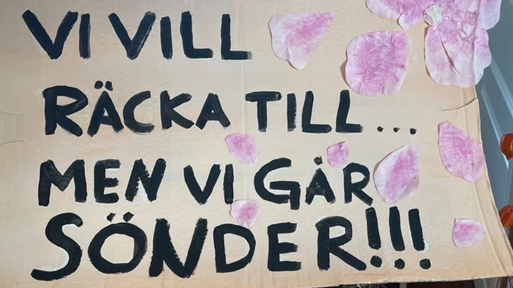 Ett foto av en skylt där det står ”Vi vill räcka till men vi går sönder”