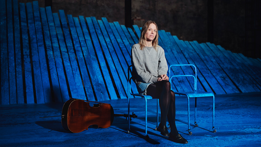 Frida Hyvönen står på Orionteaterns scen.