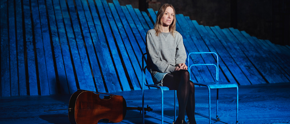 Frida Hyvönen står på Orionteaterns scen.