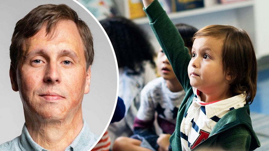 Läraren Simon Fuglsang och barn i ett klassrum