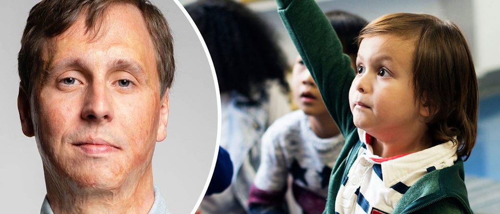 Läraren Simon Fuglsang och barn i ett klassrum