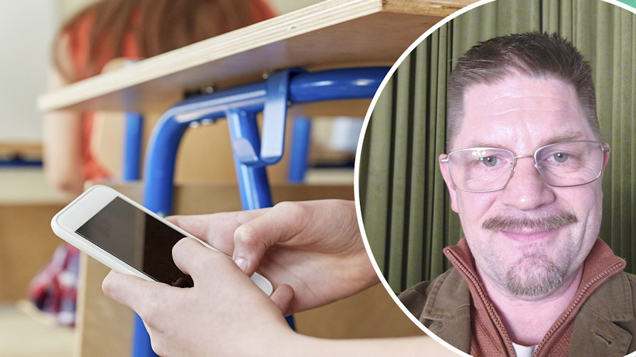 En elev i ett klassrum håller mobilen under bänken utan att läraren ser och en närbild av Anders Törnblom