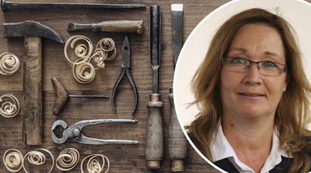 Eva Ekstedt Salzmann, undervisningsråd på Skolverket, bredvid en bild på gamla verktyg.
